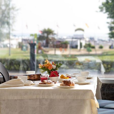 Hotel Mondial Римини Экстерьер фото