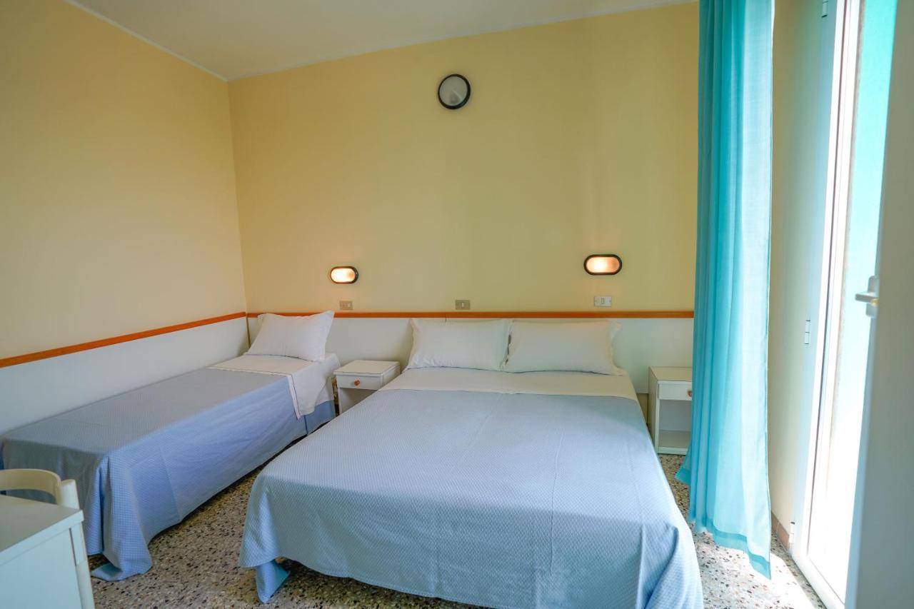 Hotel Mondial Римини Экстерьер фото