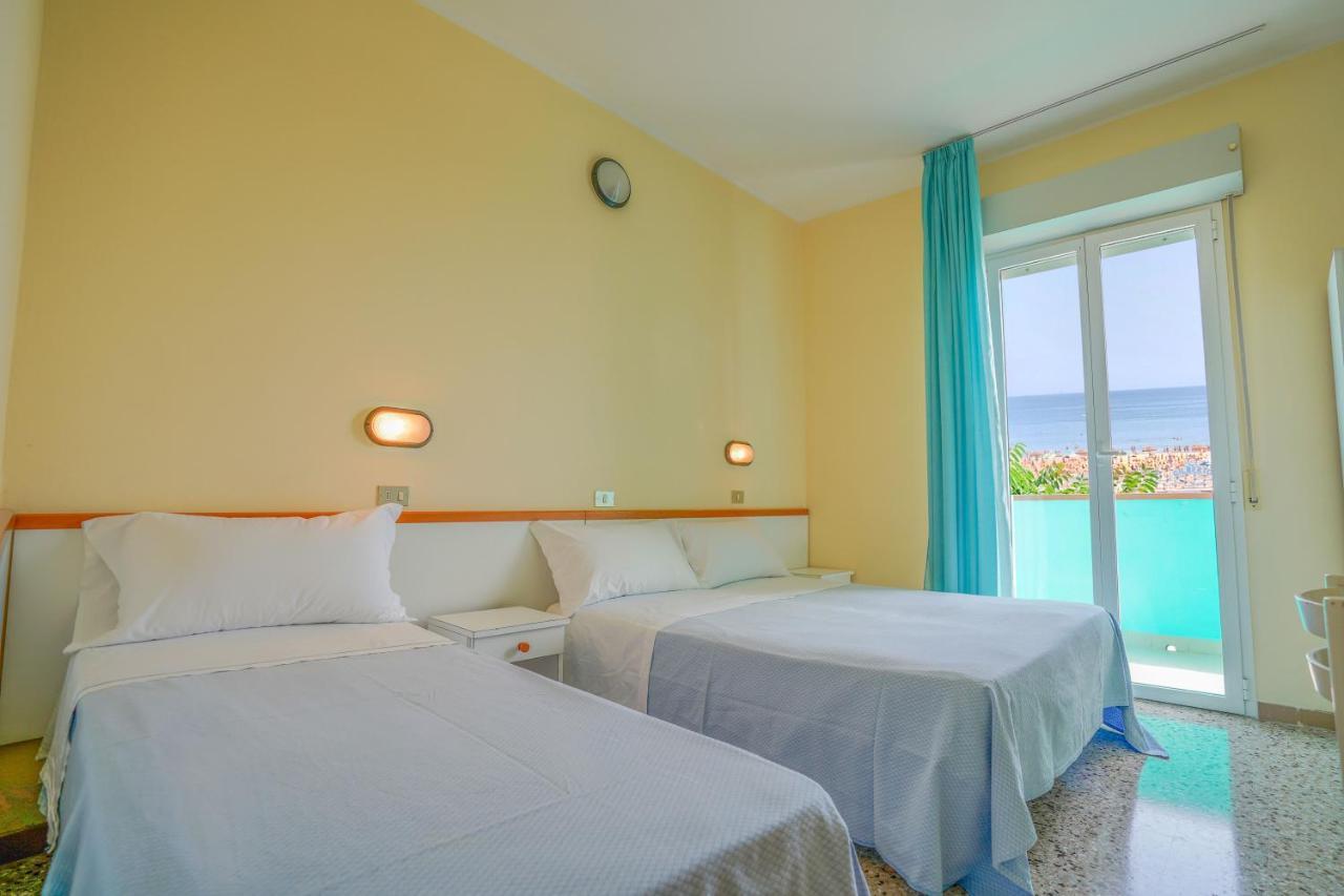 Hotel Mondial Римини Экстерьер фото