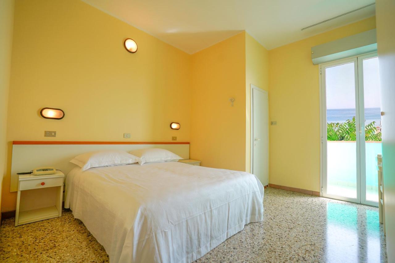 Hotel Mondial Римини Экстерьер фото