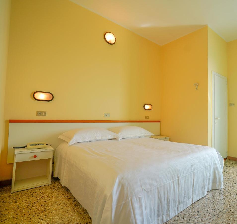 Hotel Mondial Римини Экстерьер фото