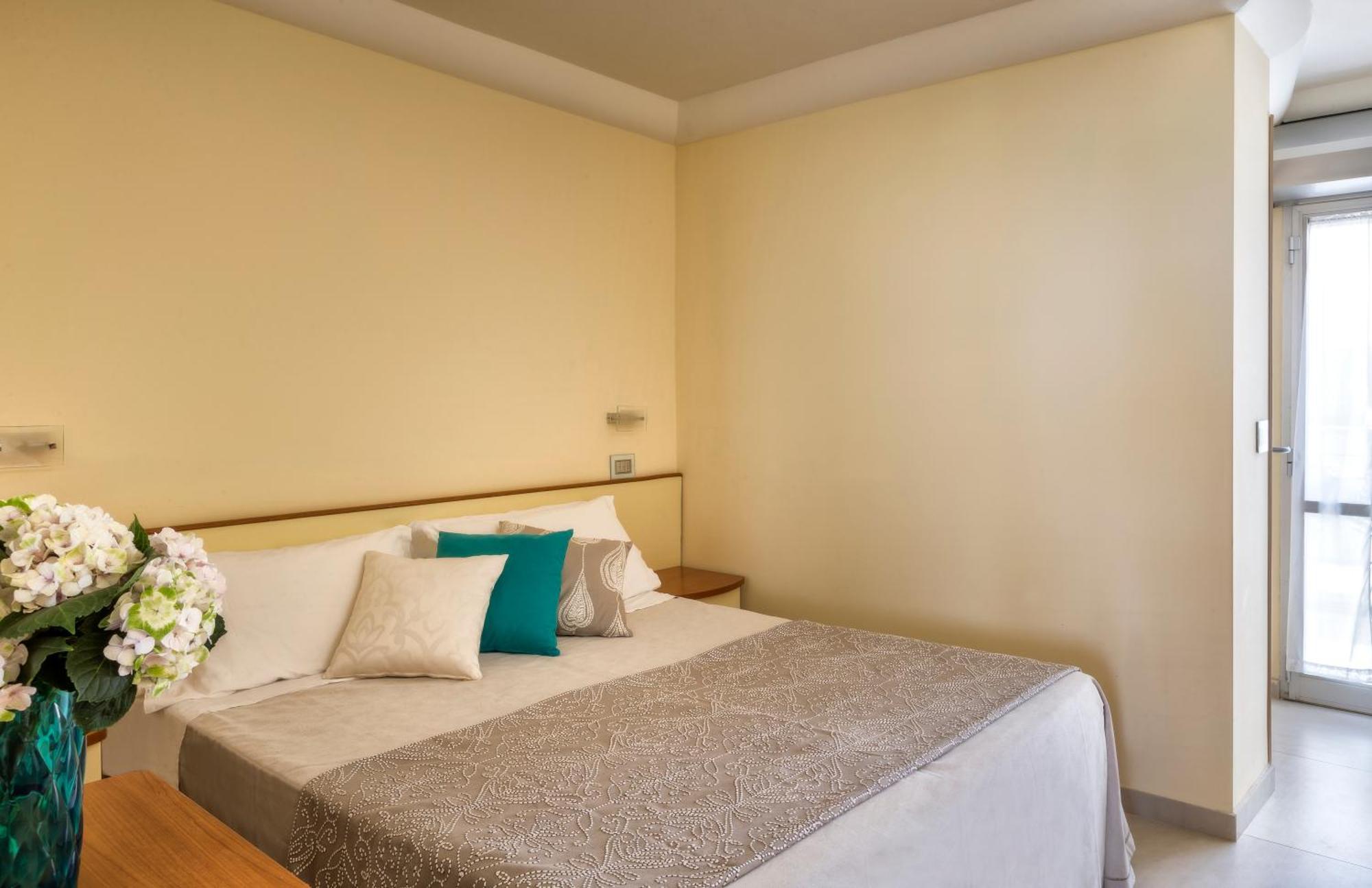 Hotel Mondial Римини Экстерьер фото