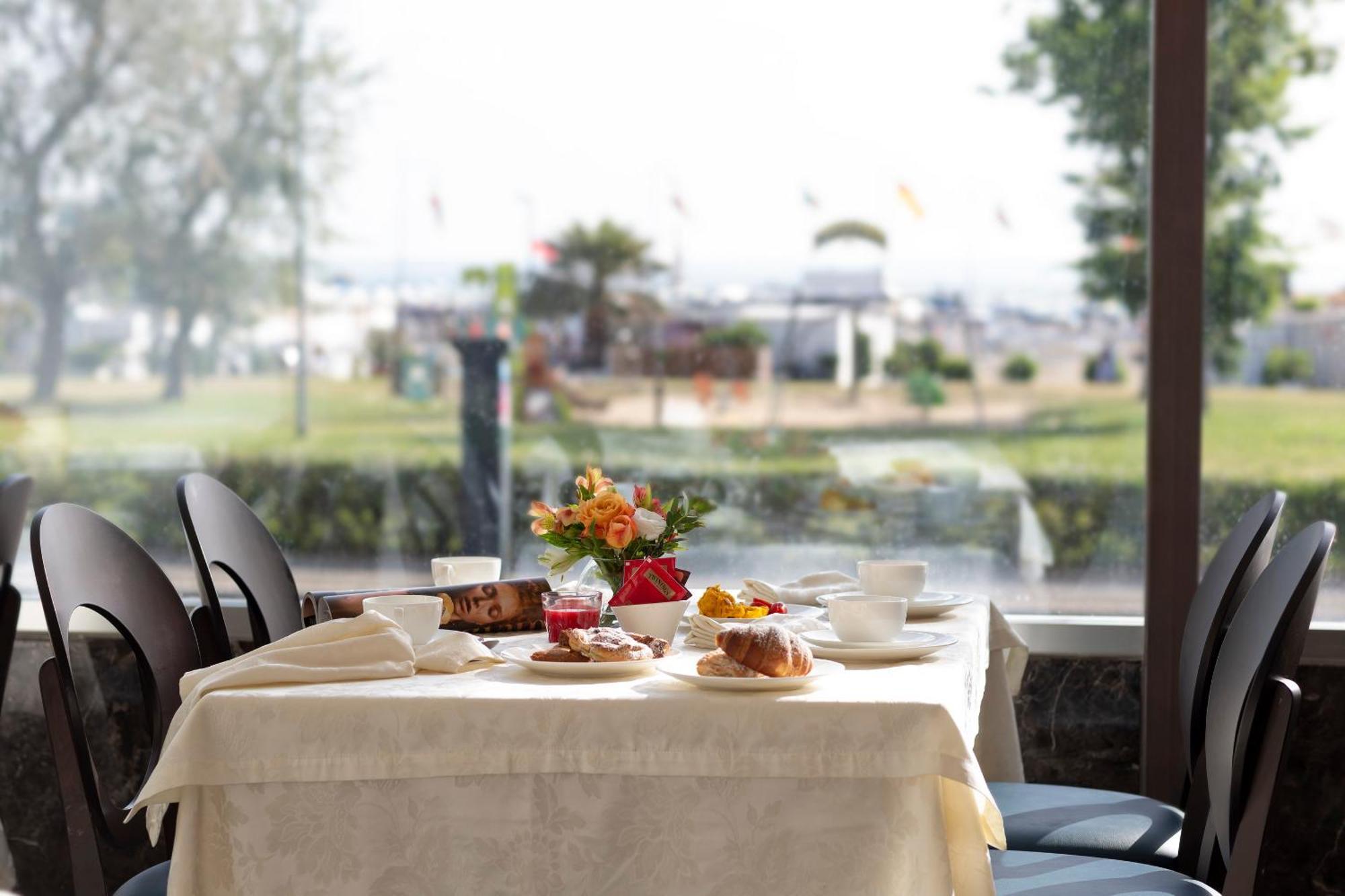 Hotel Mondial Римини Экстерьер фото
