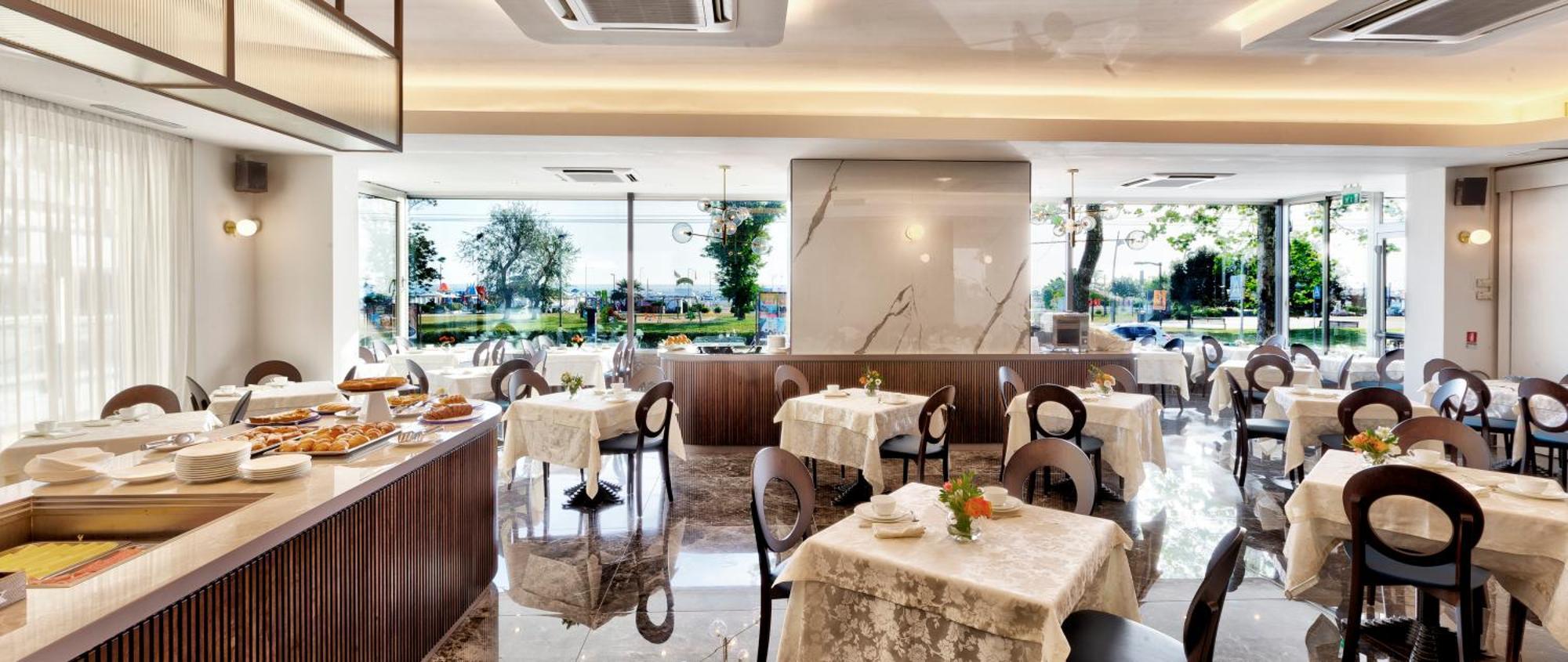 Hotel Mondial Римини Экстерьер фото