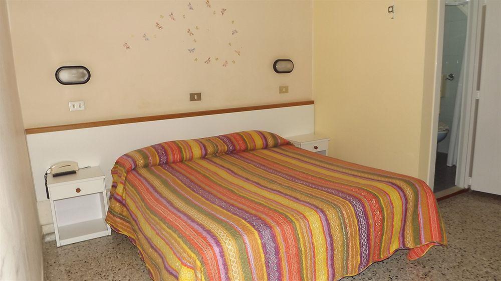 Hotel Mondial Римини Экстерьер фото