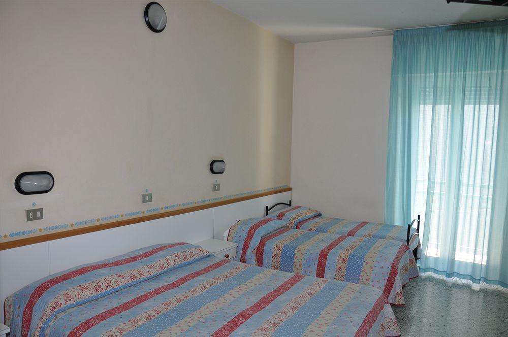 Hotel Mondial Римини Экстерьер фото