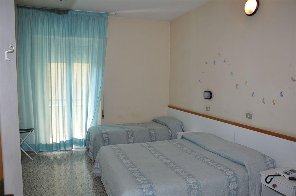 Hotel Mondial Римини Экстерьер фото